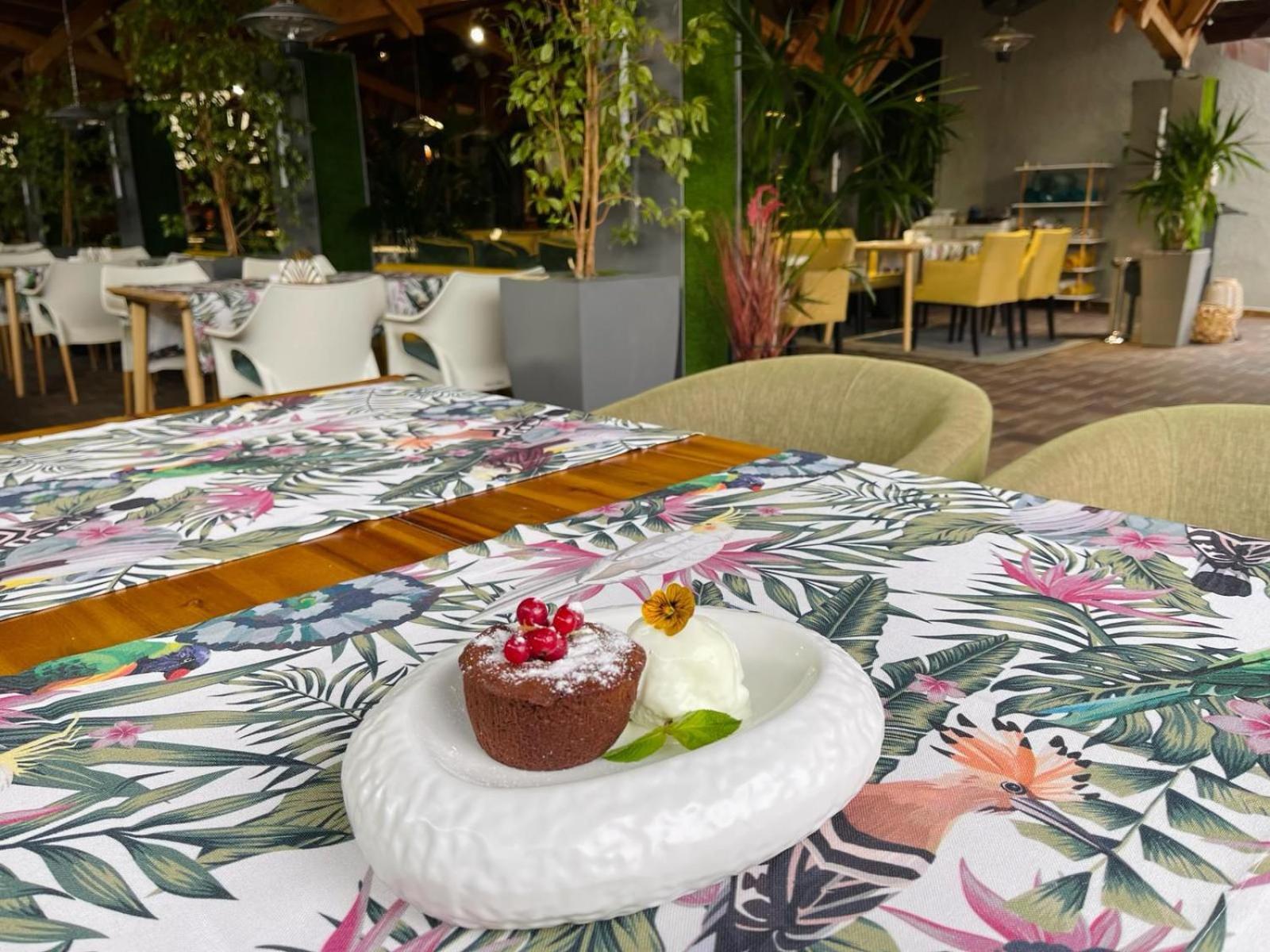 Hotel Brilliant Meses Zilah Kültér fotó